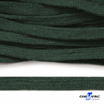 Шнур плетеный d-8 мм плоский, 70% хлопок 30% полиэстер, уп.85+/-1 м, цв.1016-т.зеленый - купить в Каменске-Шахтинском. Цена: 742.50 руб.